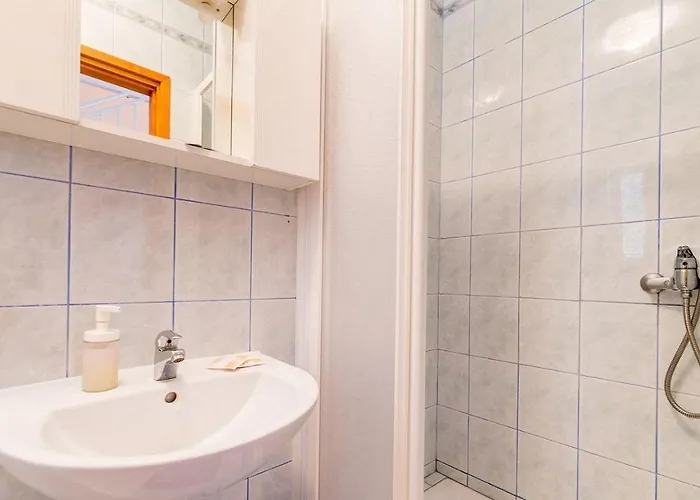 Grosse Terrasse Mit Meerblick, 200 Meter Дом отдыха Башка